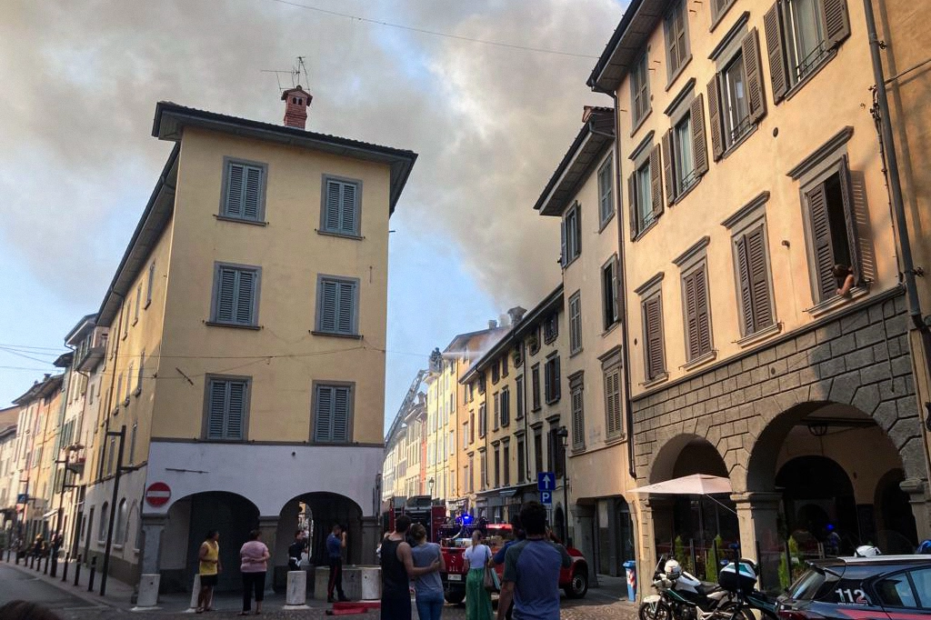 La colonna di fumo sviluppatasi dall'incendio in via Moroni a Bergamo