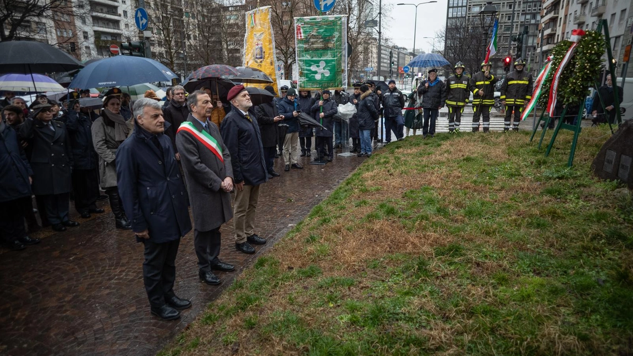 La cerimonia per il Giorno del ricordo in piazza della Repubblica (Foto Canella)