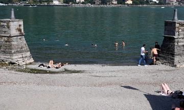 Como, si tuffa nel lago dove è vietato, condannato per resistenza