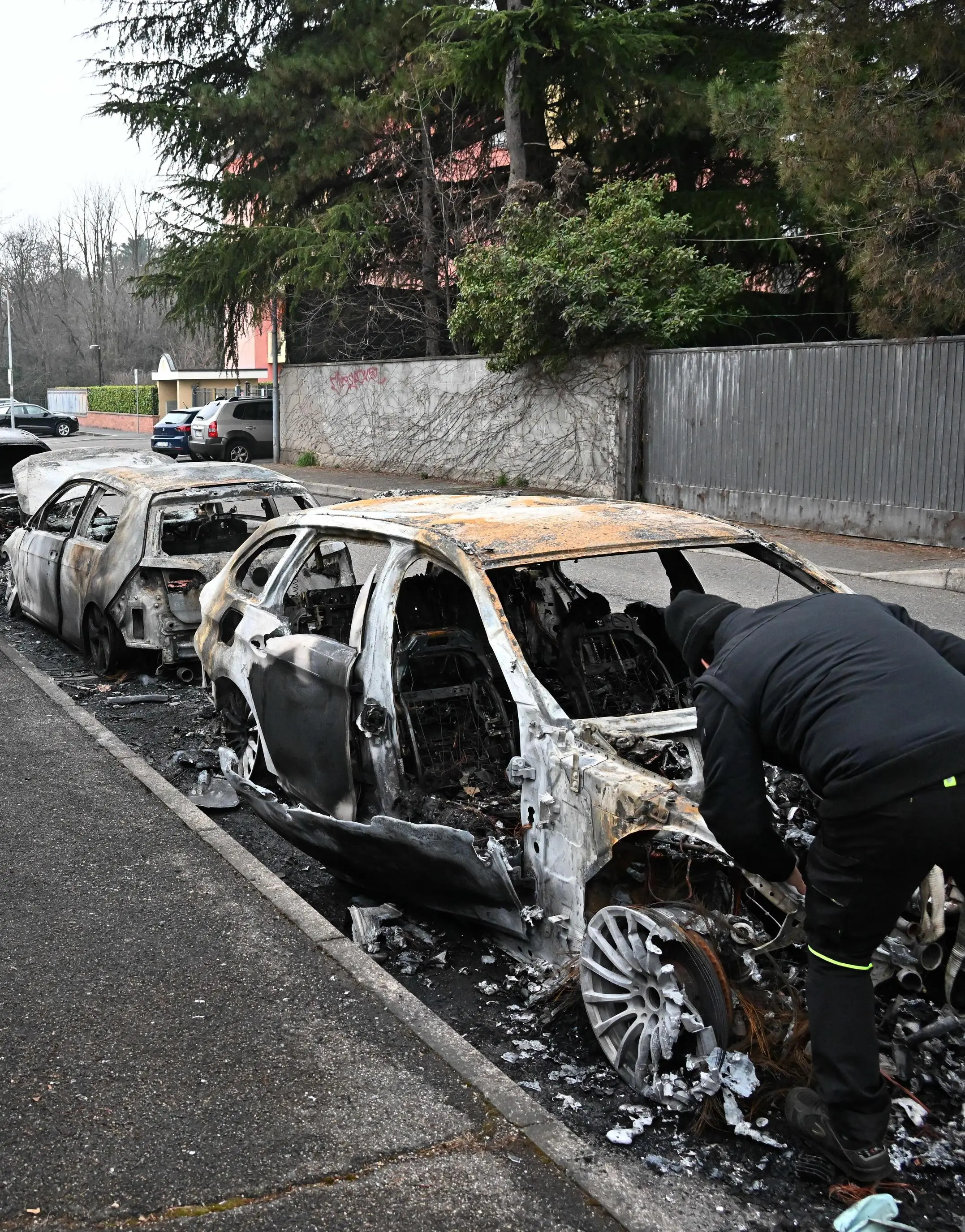 Nell'auto soldi falsi e una pistola: denunciati tre italiani e uno straniero