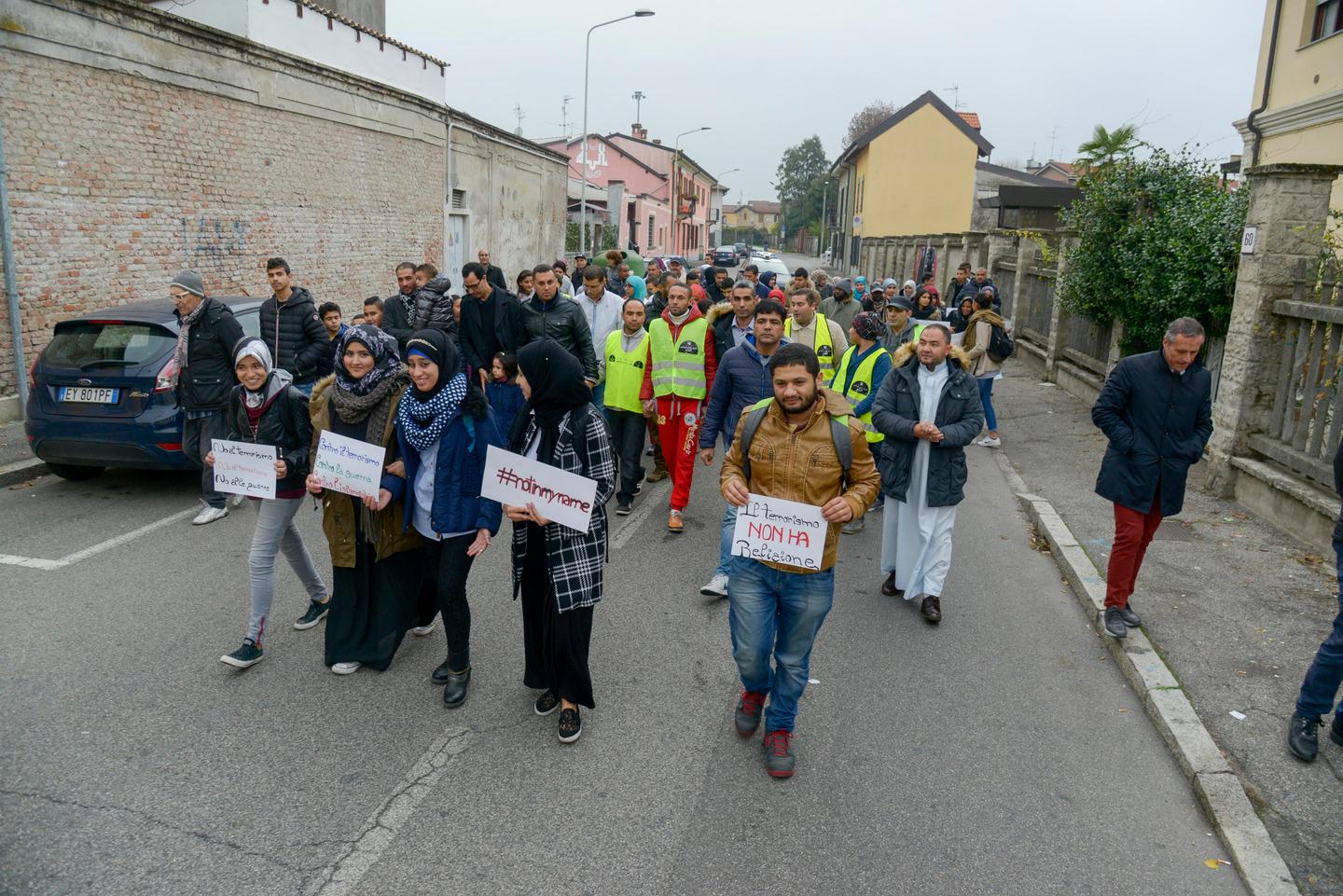 Islamici In Corteo Contro Lisis Il Terrorismo Non Ha Religione