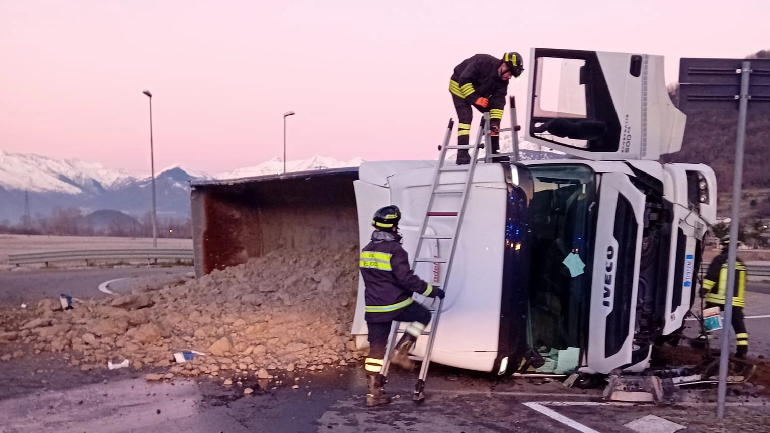 Il camion ribaltato in strada a Dubino