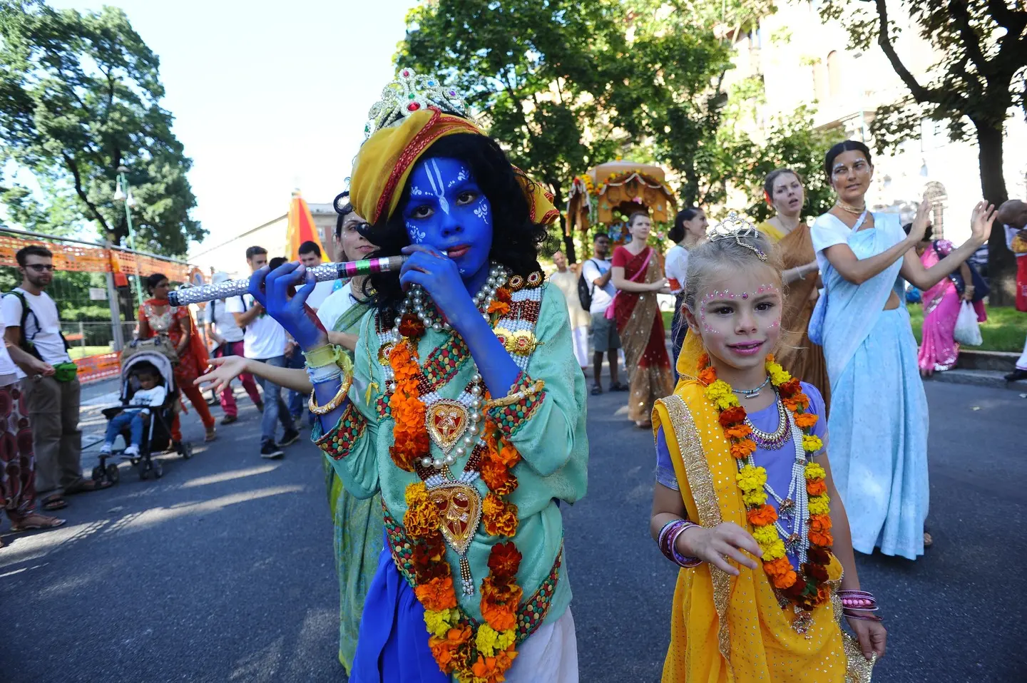 MOSCOW, RÚSSIA- JULHO 4: Devotos de Hare Krishna dançando com foliões de  carnaval durante o festival