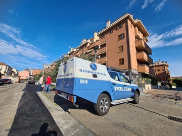 Milano, uccide l’anziana madre con una coltellata alla gola e si suicida buttandosi dalla finestra