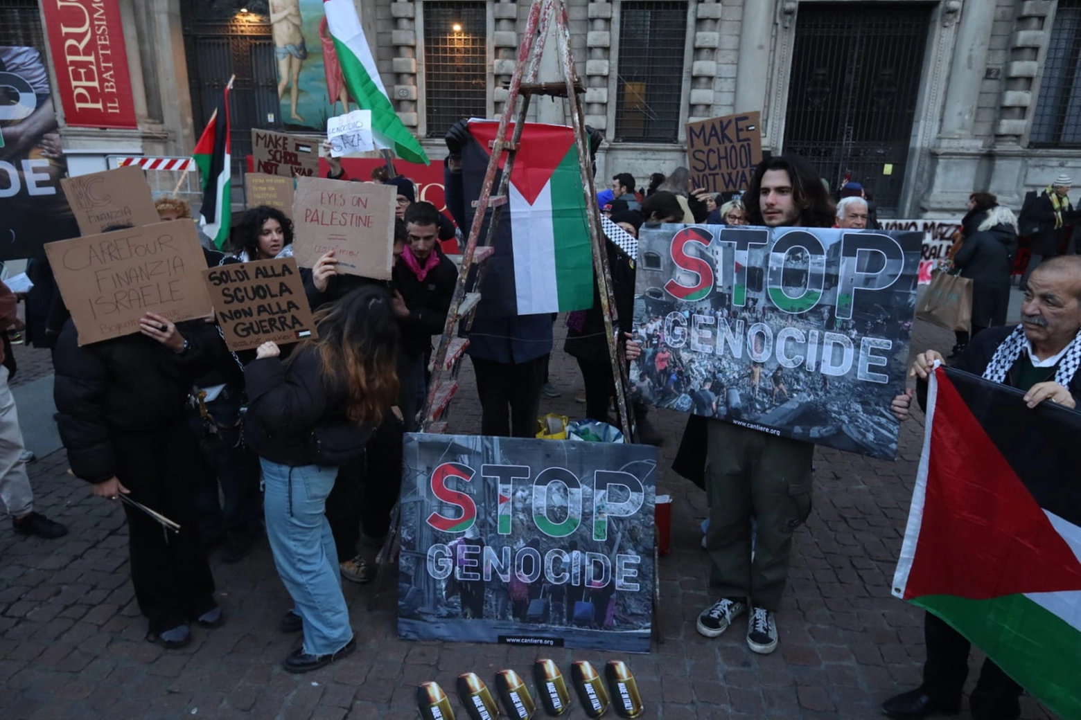 Manifestanti pro Palestina in piazza della Scala