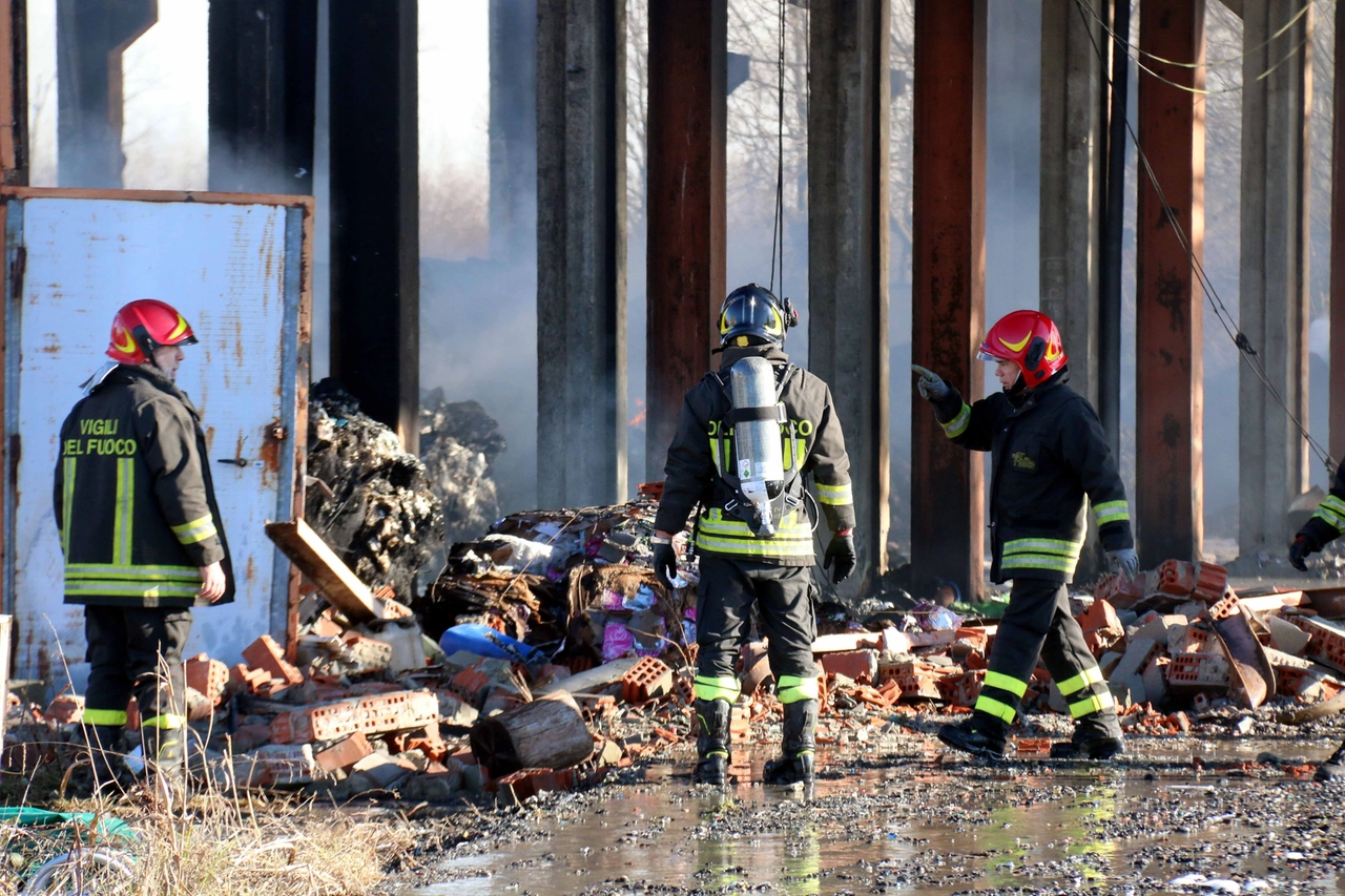 Il capannone incendiato a Corteolona