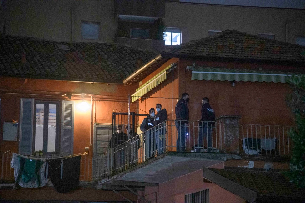 Polizia scientifica nella casa dove è avvenuta la tragedia