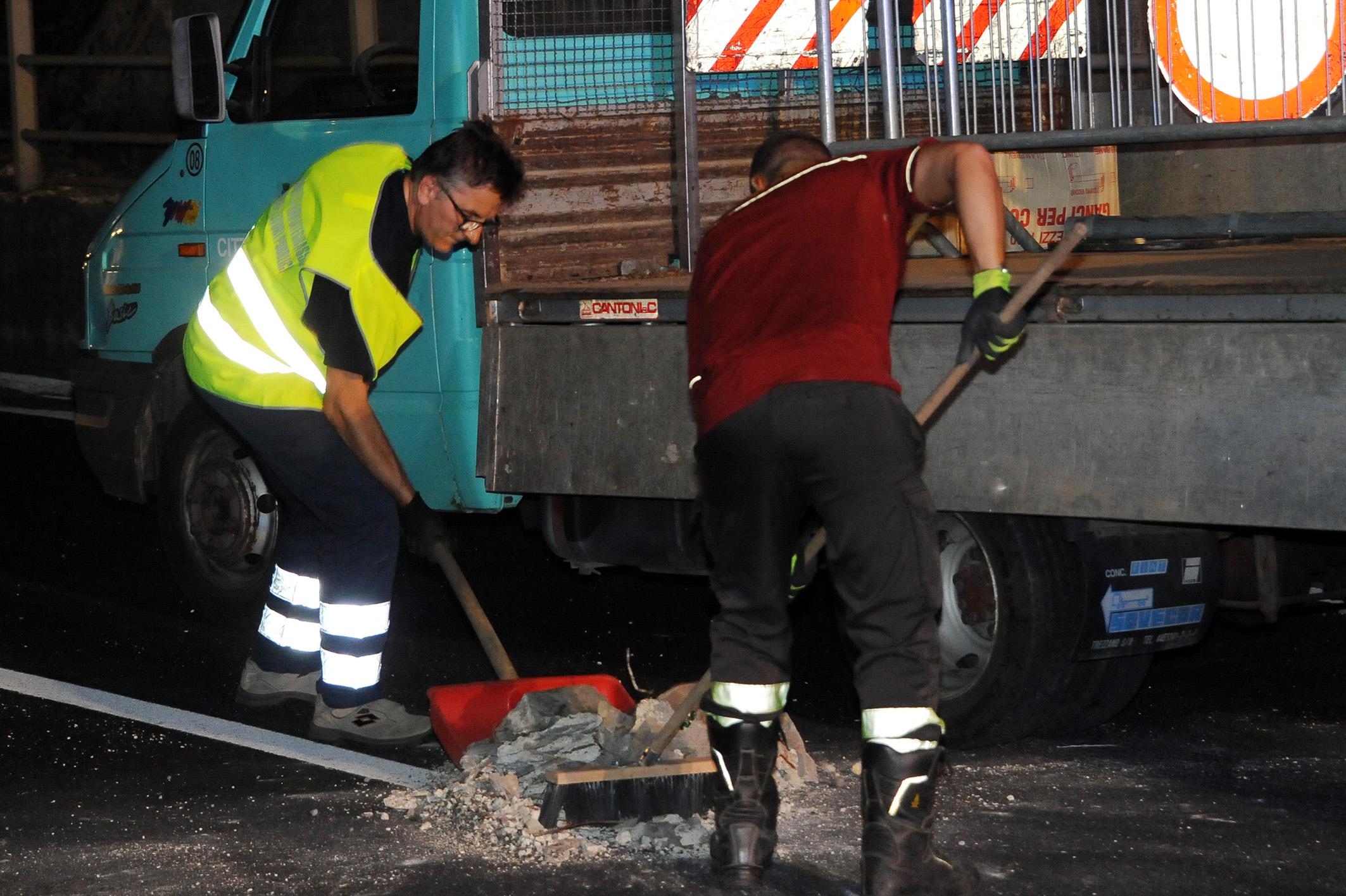 Abbiategrasso Piovono Detriti Dal Ponte Della Ferrovia