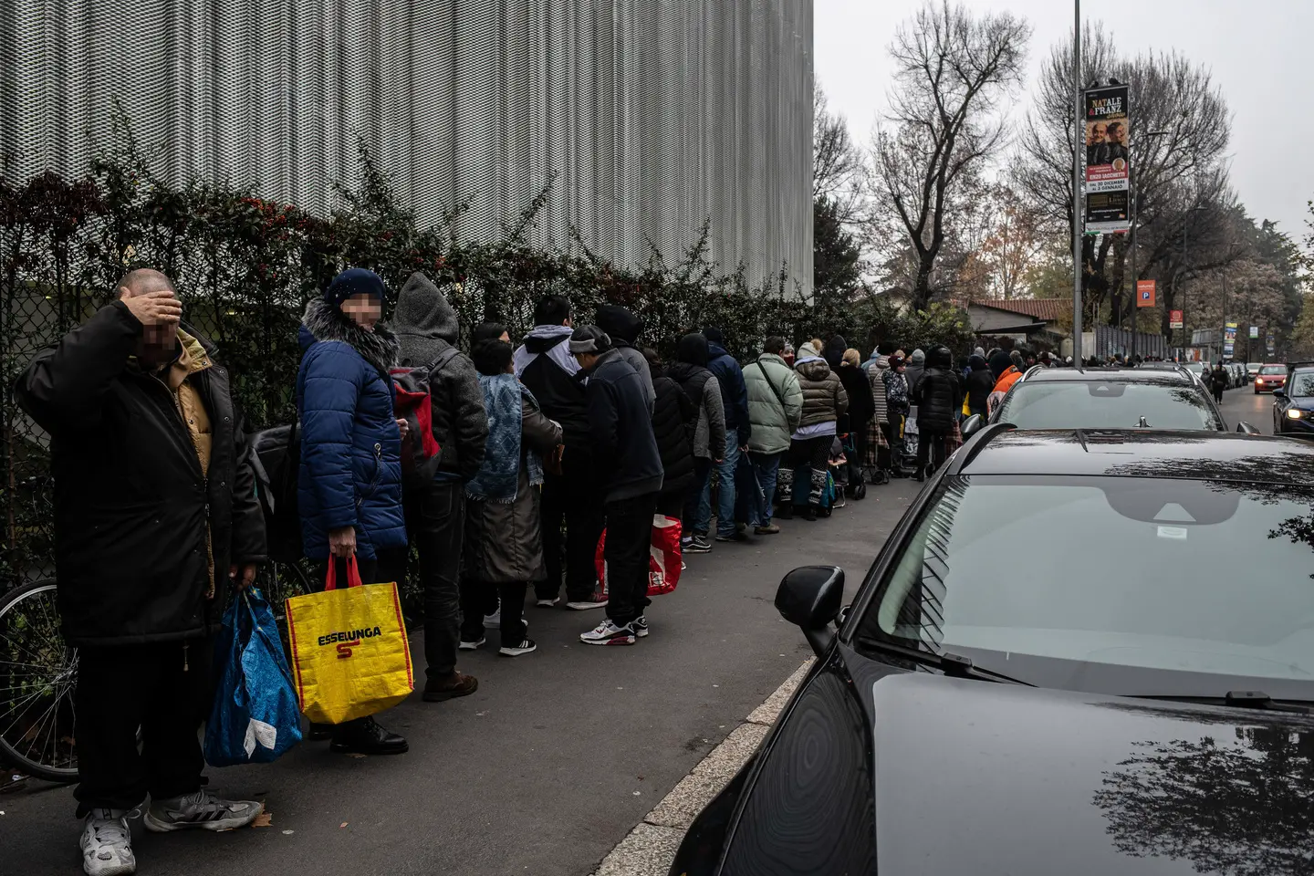 Pane quotidiano, 5mila pacchi in un giorno. In coda famiglie italiane monoreddito