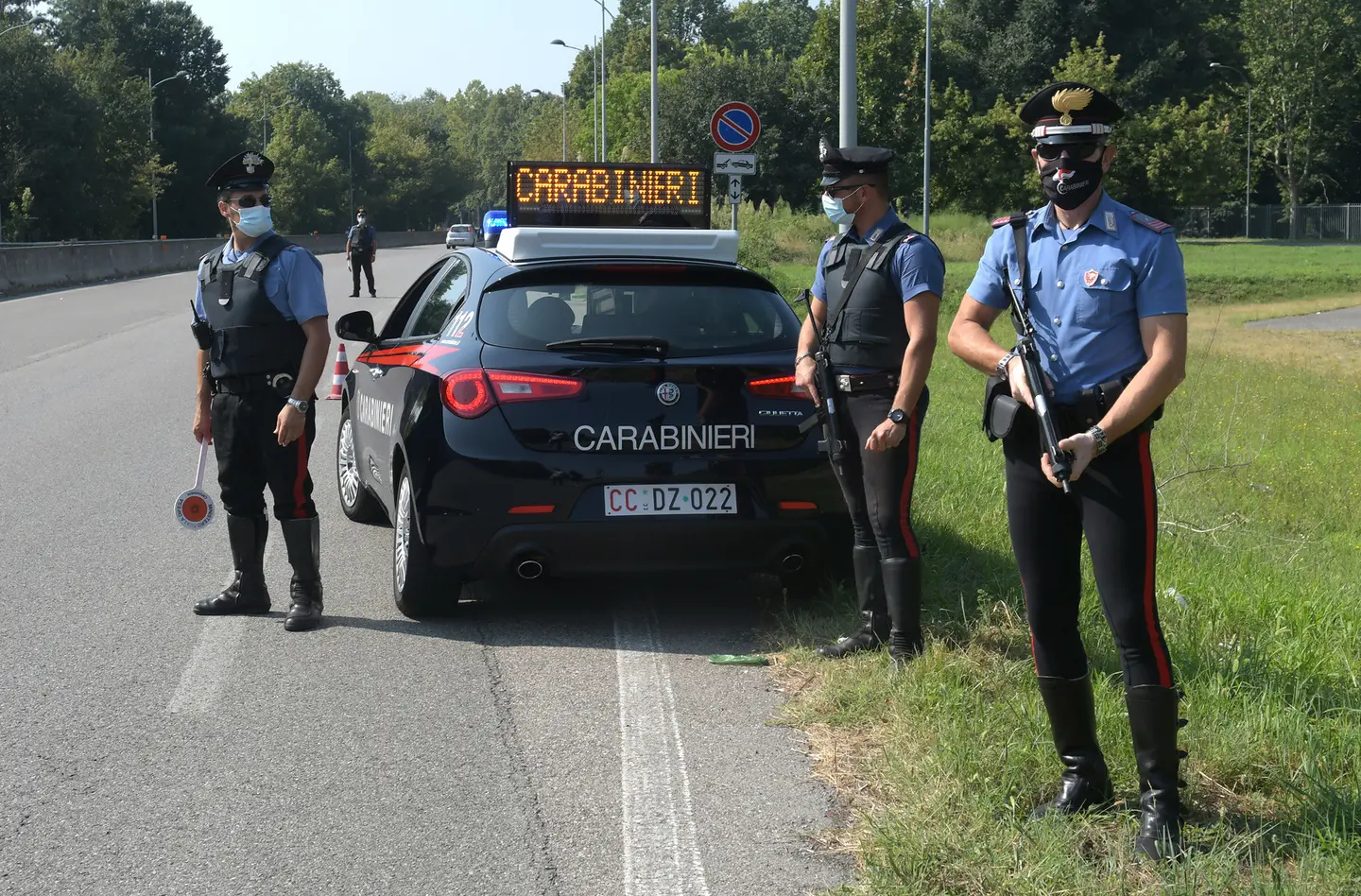 Tratti contromano e semafori rossi: l’inseguimento è a tutta velocità