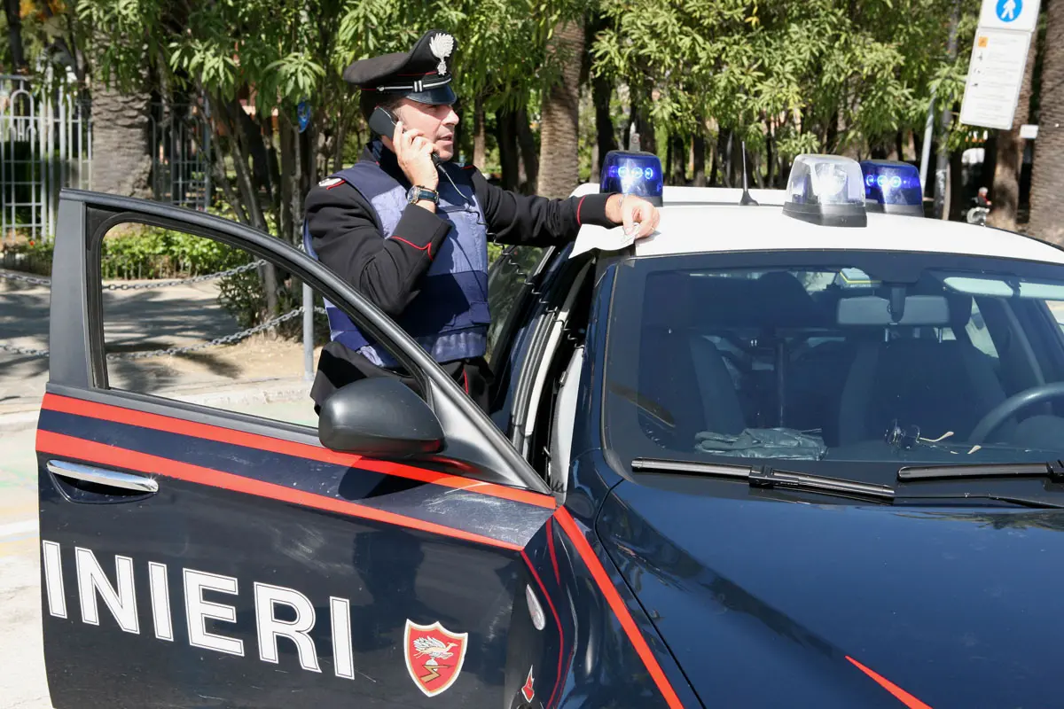 Vigevano, 91enne derubato del portafoglio sulla porta di casa