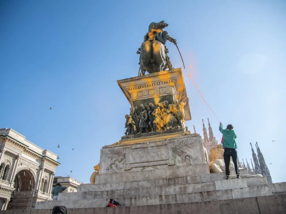 Statua imbrattata in piazza Duomo: “Serve restauro a spese della collettività”