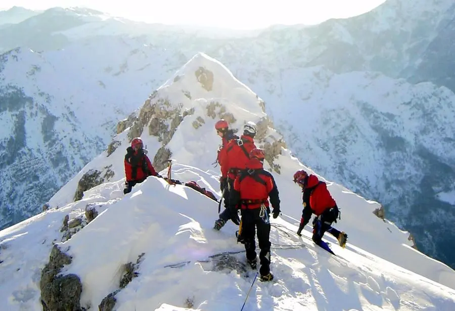 Incidenti in montagna, scivolano su ghiacciaio: salvati due alpinisti