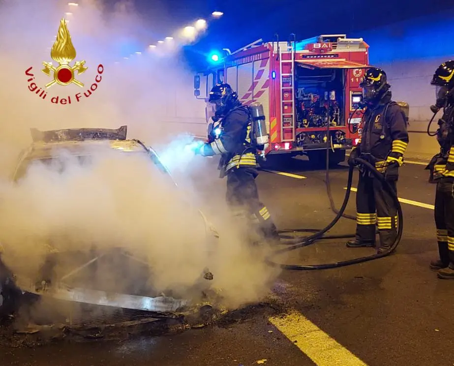 Como, auto in fiamme nel tunnel di Pedemontana