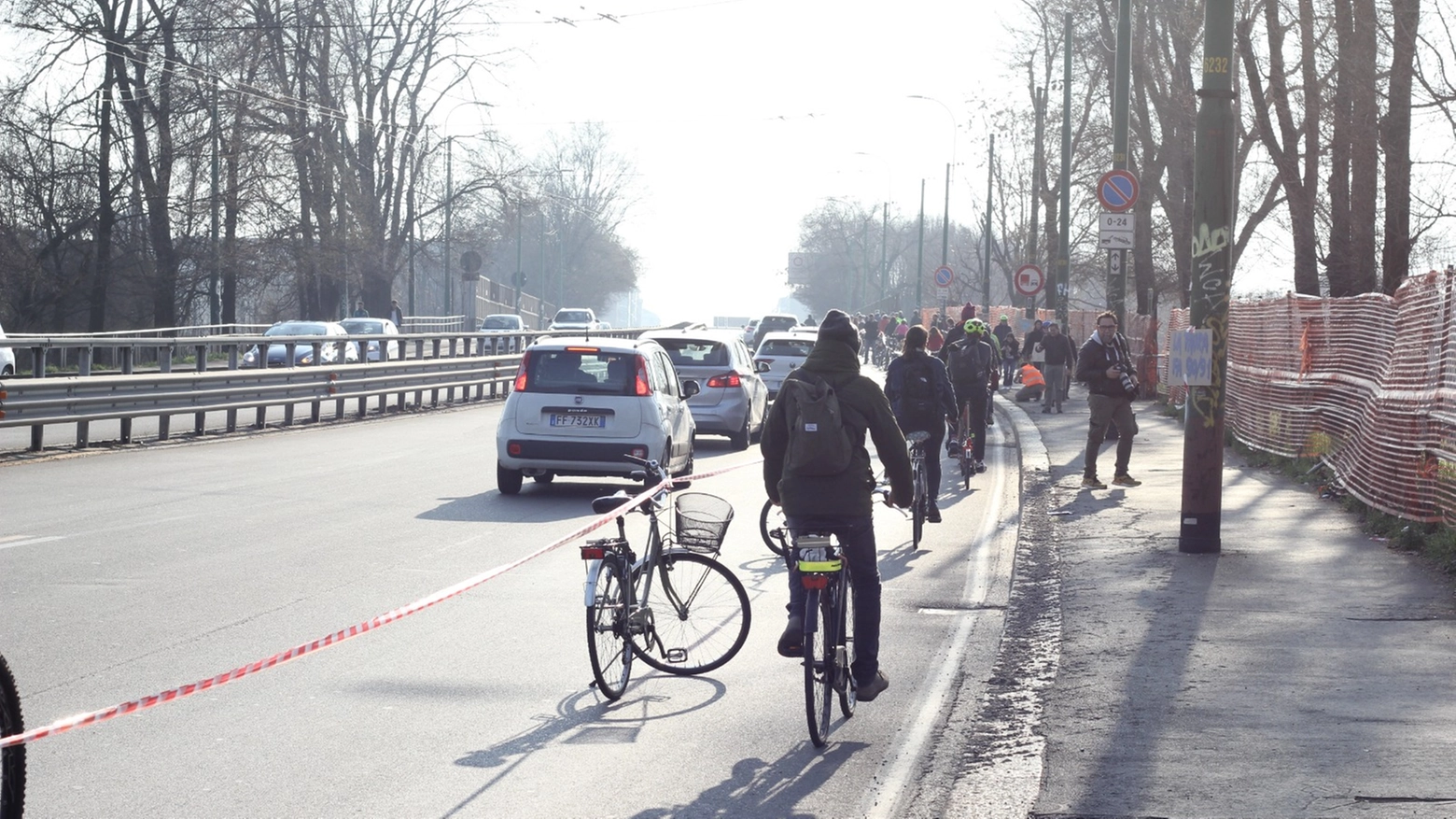 La ciclabile umana sul ponte della Ghisolfa