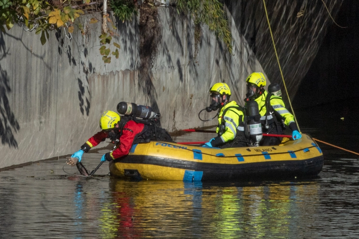 La operazioni di recupero del cadavere nel fiume Lambro (Foto Fasani)