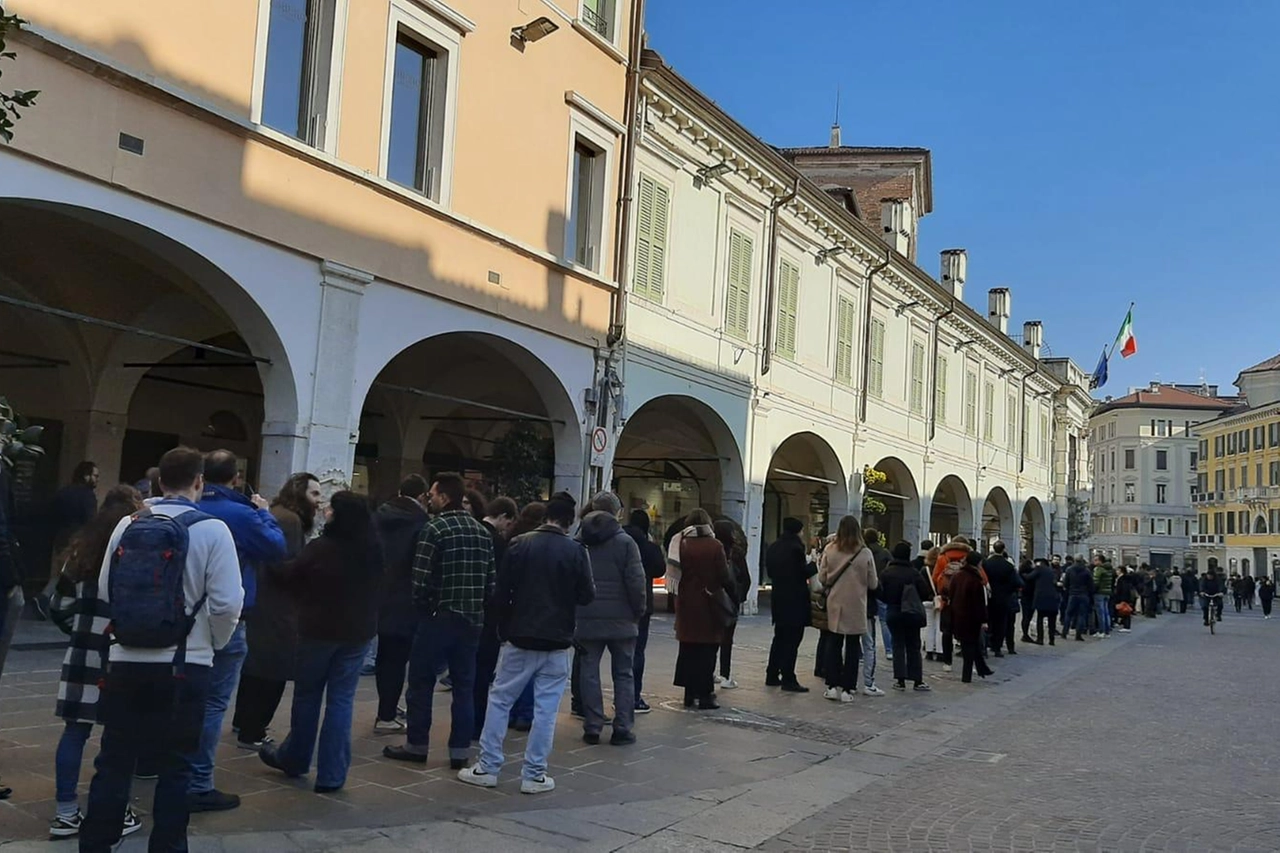 La lunga coda in corso Zanardelli (foto: Maria Lagonigro)