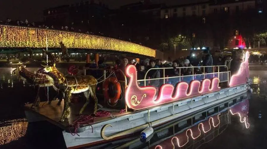 Natale in Darsena, torna la slitta galleggiante di Babbo Natale