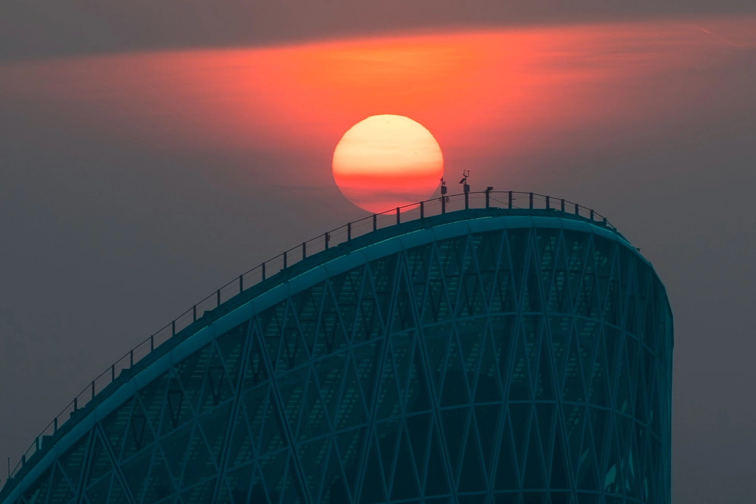 Il sole e lo smog sulla Torre UnipolSai di Milano (Ansa/Andrea Fasani)