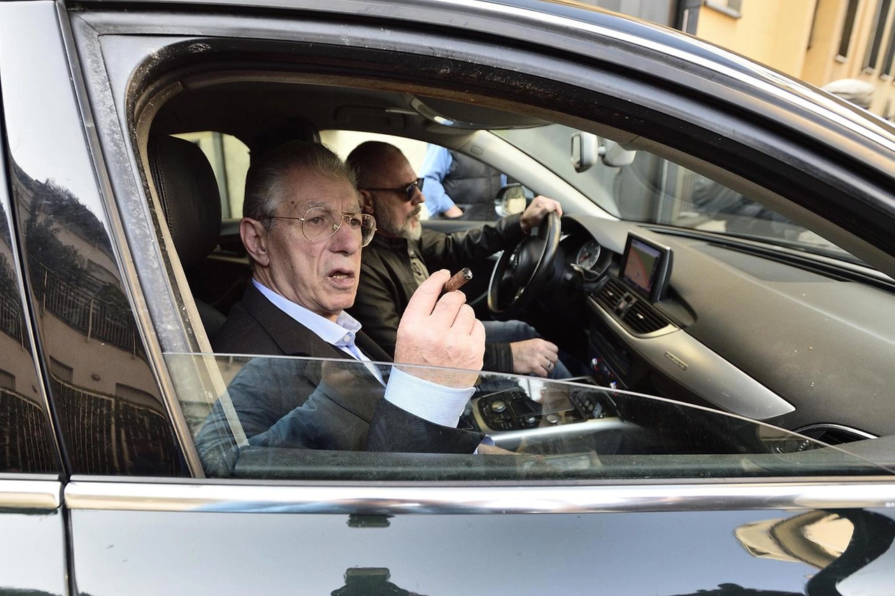 L'arrivo di Umberto Bossi in via Bellerio (Ansa)