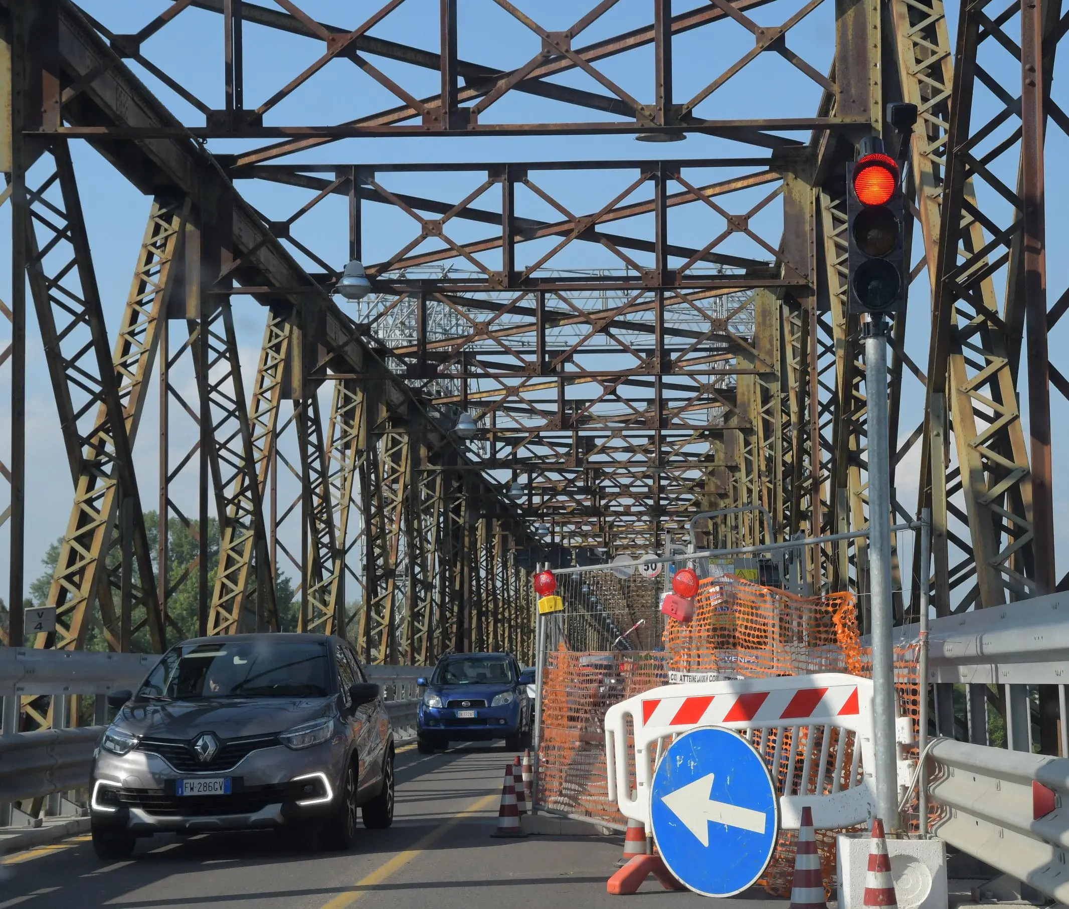 Semaforo ”impazzito“ sul ponte della Becca