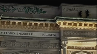 Galleria Vittorio Emanuele vandalizzata dai writers: follia notturna in piazza Duomo a Milano
