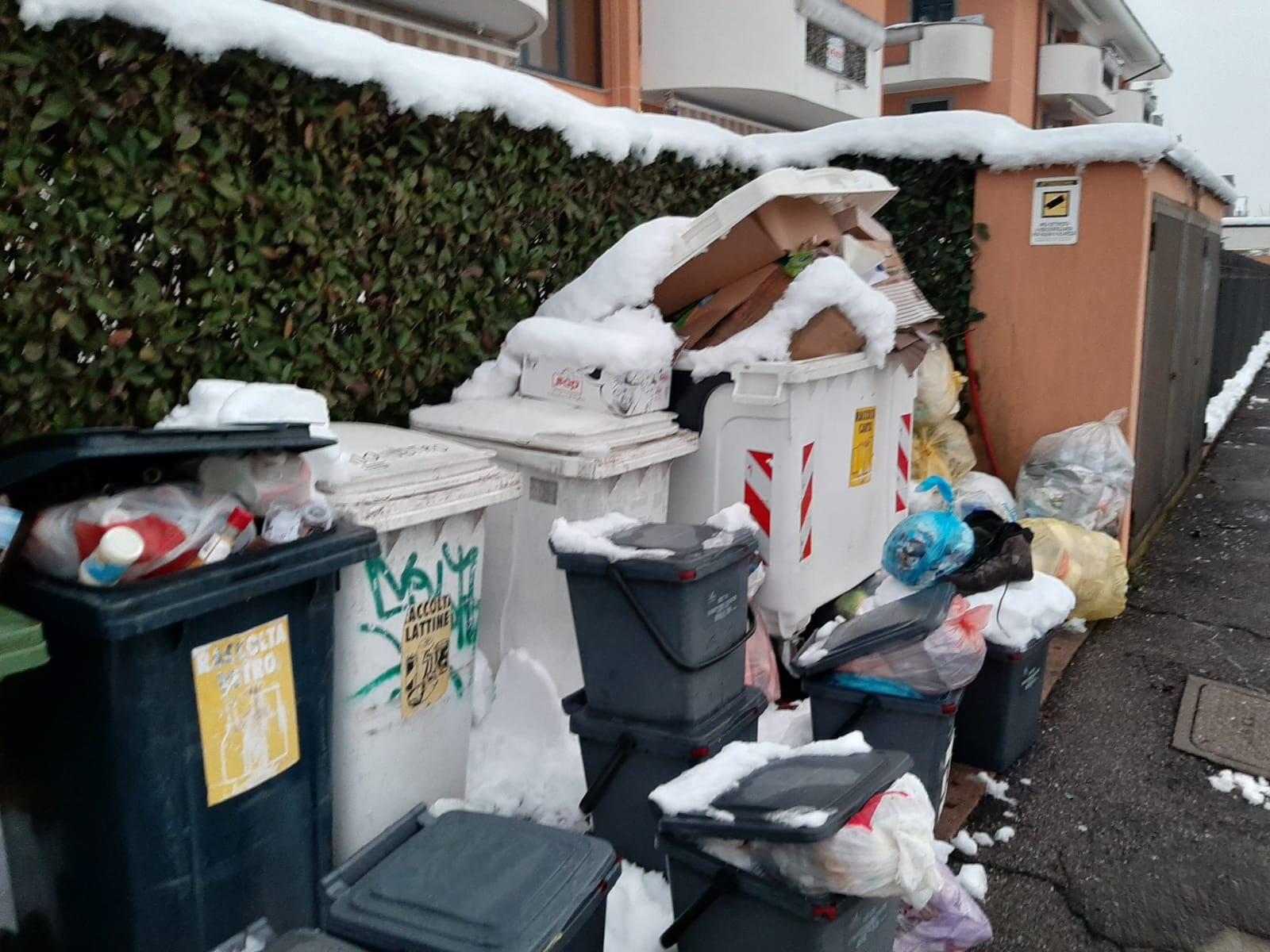 Bareggio Ritardi Nella Raccolta Rifiuti La Spazzatura Rimane In Strada