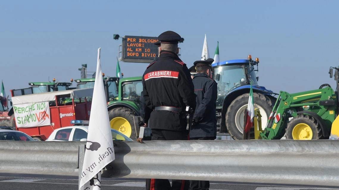 Presidio degli agricoltori, giorno 6. Trattori in marcia verso la Coldiretti e l’"apericena" insieme ai cittadini