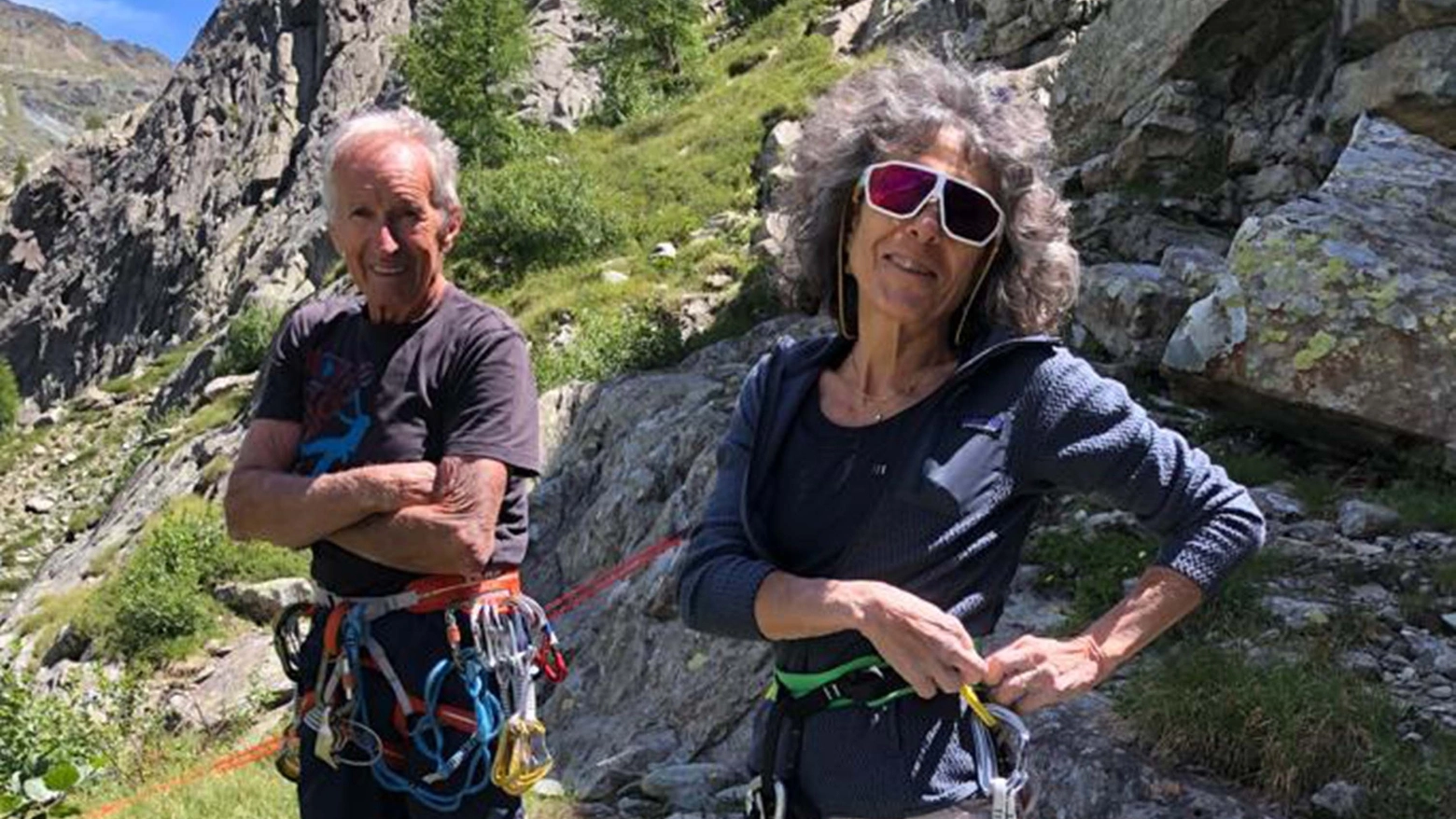 L'alpinista scomparso Mario Conti, 79 anni, con la moglie Serena Fait