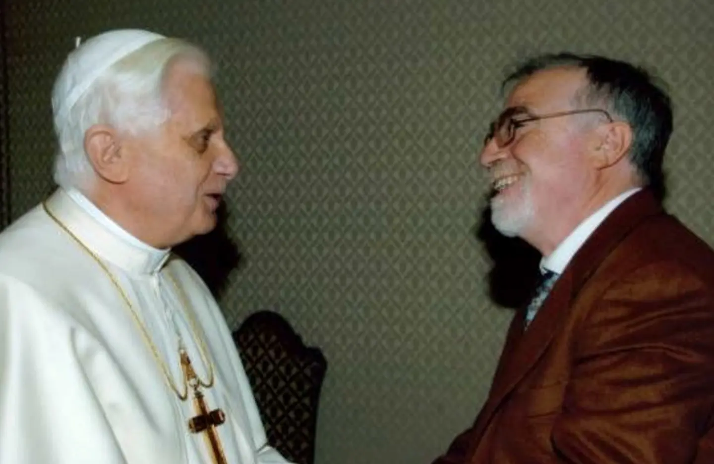 Morte Benedetto XVI, il biografo e amico Elio Guerriero: "Emanava luce ma ha sofferto"