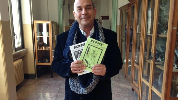 Riccardo Usuelli con le copie del giornalino "Berscé"