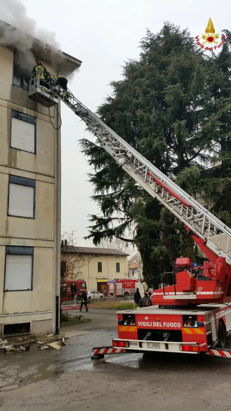 Saronno, incendio in un condominio