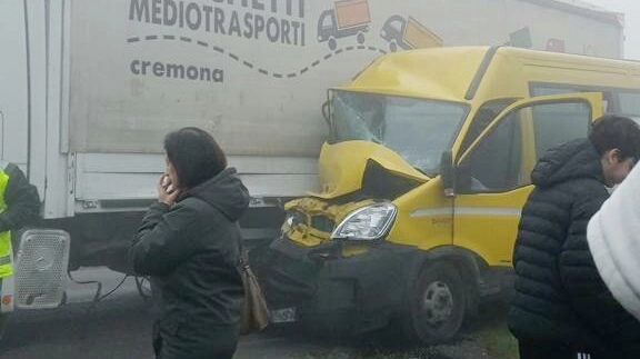 L'incidente fra il camion e lo scuolabus a Leno