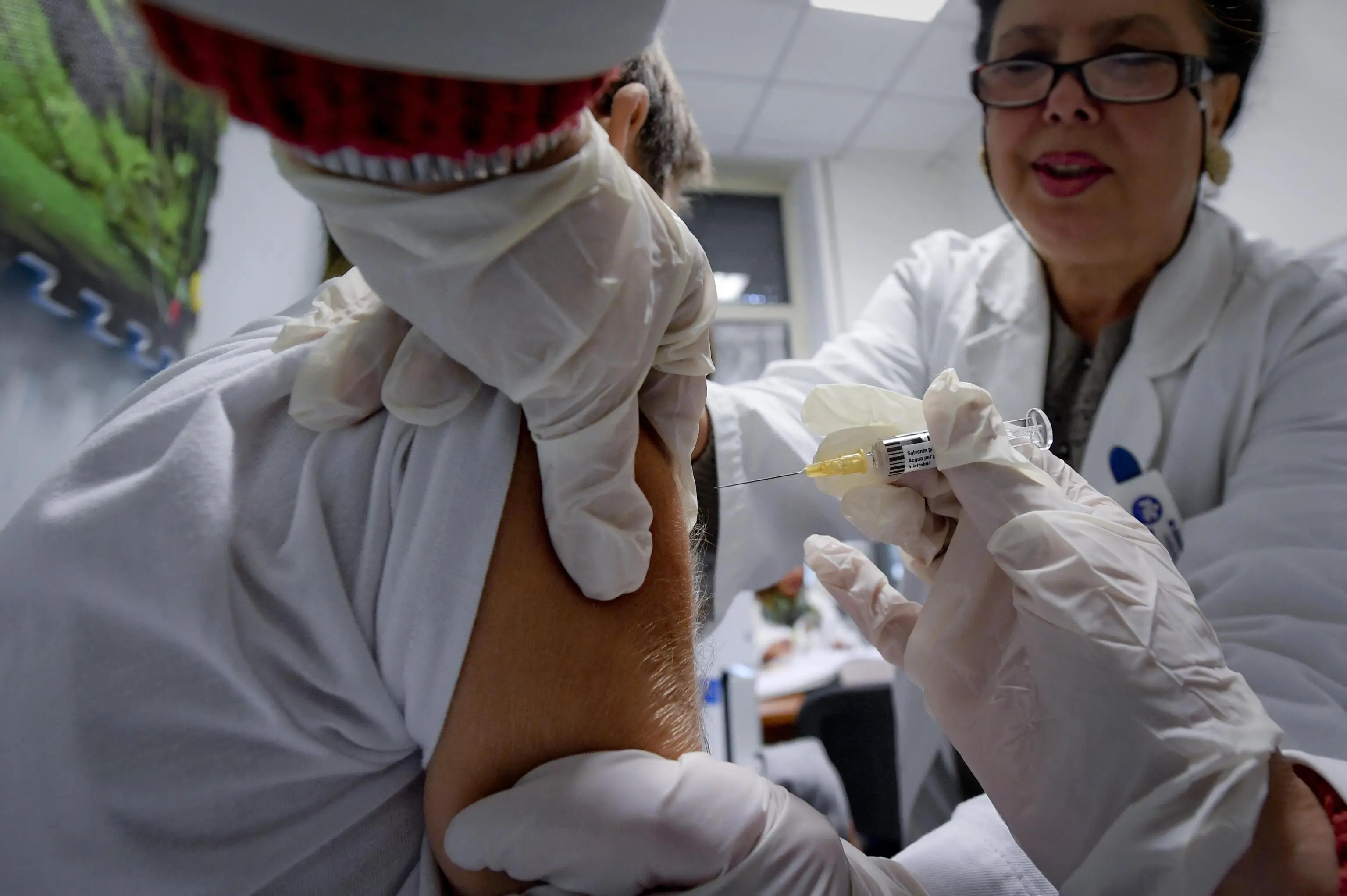 Pochi vaccini ai medici, polemica sui "furbetti": ma il personale non sanitario si difende