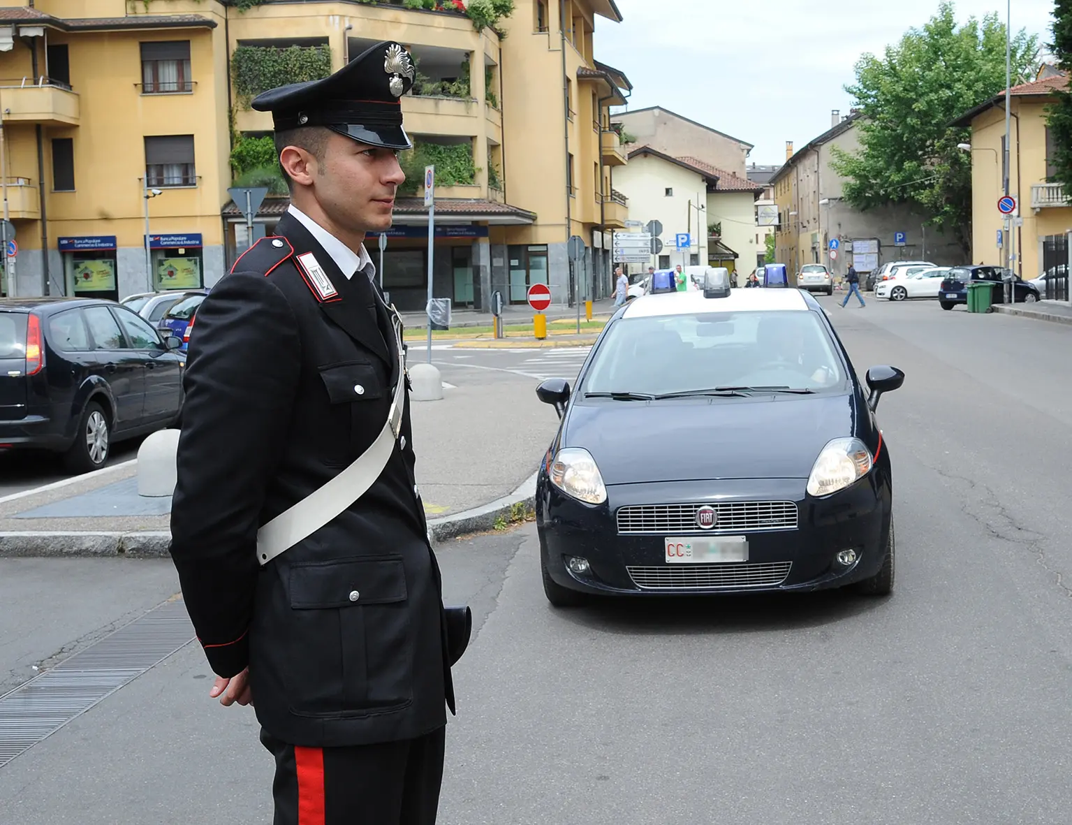 Sexy truffatrice in azione a Parabiago