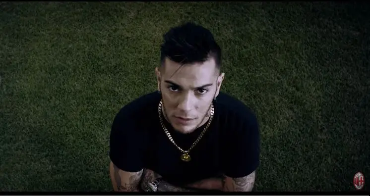 Il nuovo inno del Milan cantato da Emis Killa e Saturnino VIDEO