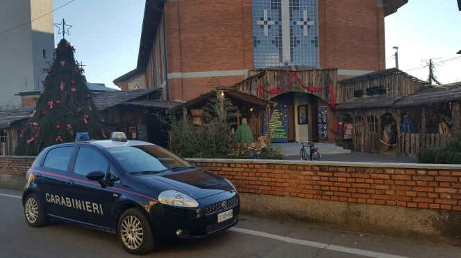 I carabinieri davanti al presepe di Gallignano