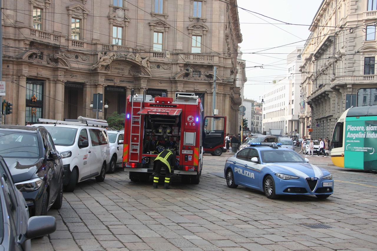 Vigili del Fuoco e polizia in piazza Cordusio