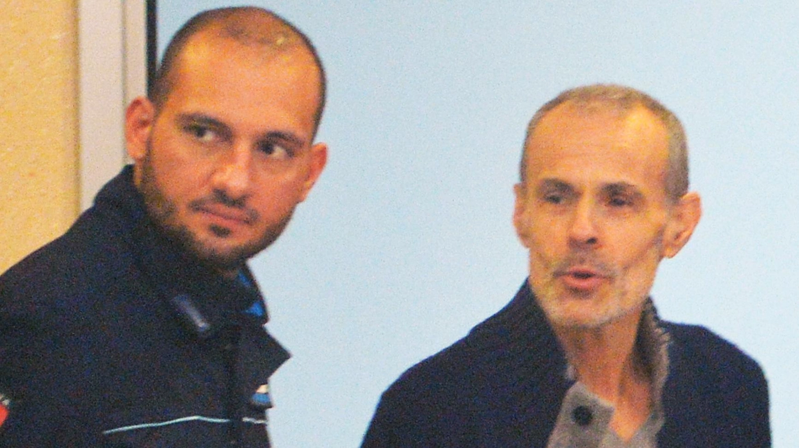 Leonardo Cazzaniga (a sinistra) durante il processo