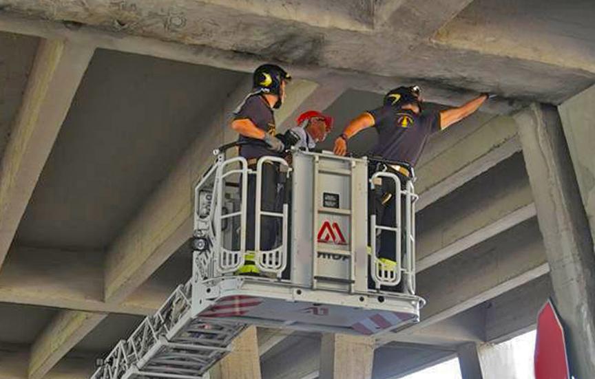 Bergamo Cadono Calcinacci Dal Viadotto Boccaleone Chiusa La Strada Sottostante