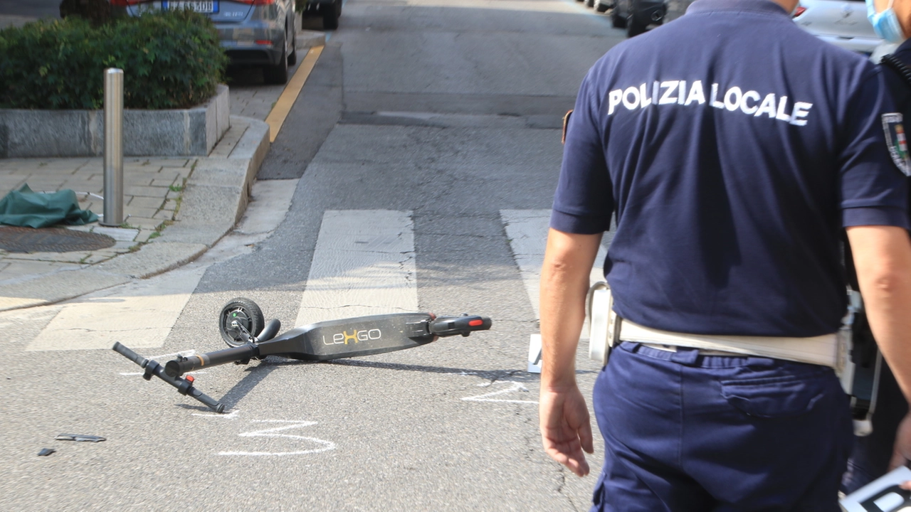 Rilievi della polizia locale sul luogo dell'incidente in monopattino