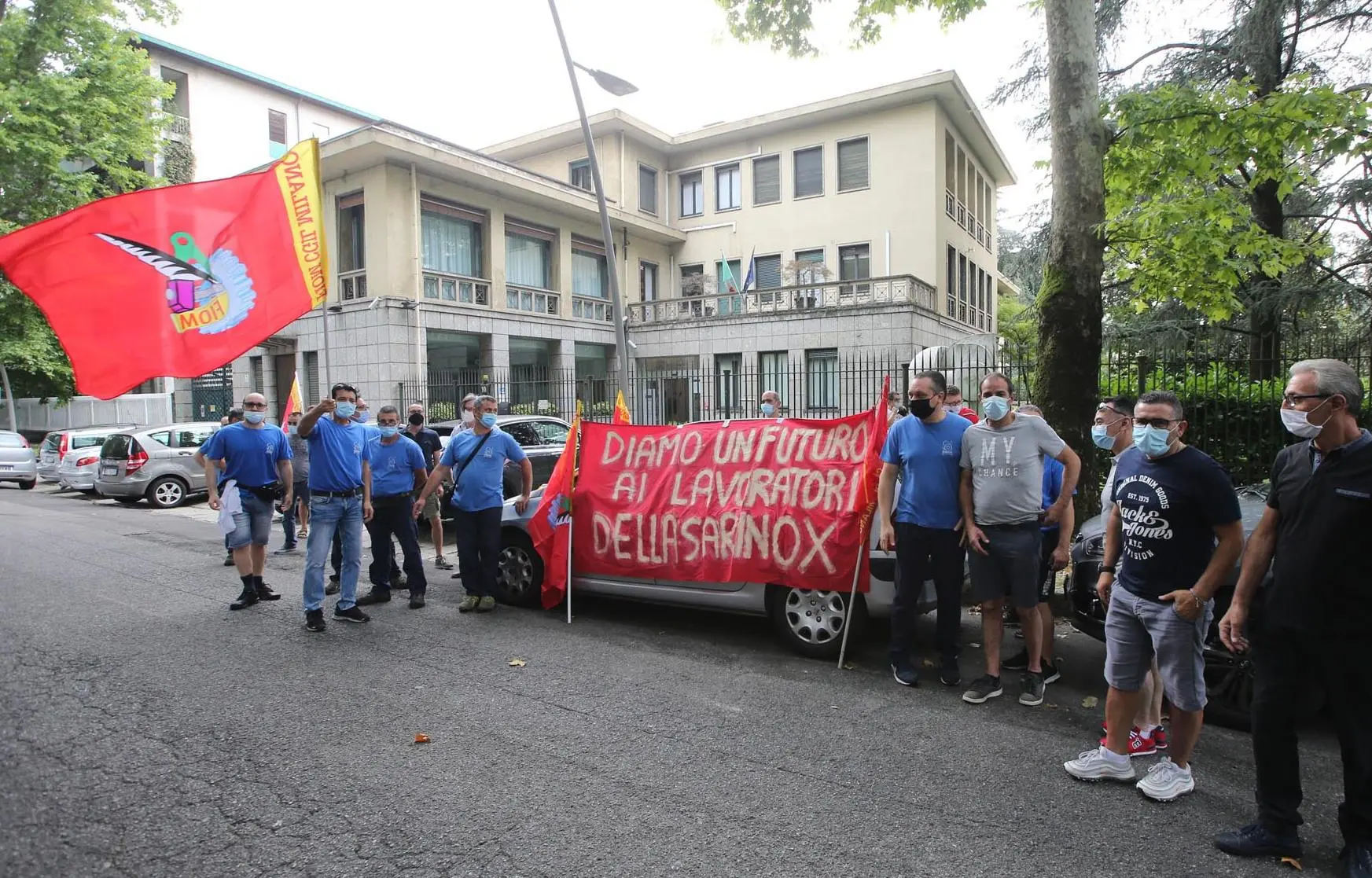 Gli operai della Sarinox in trasferta a Monza per manifestare