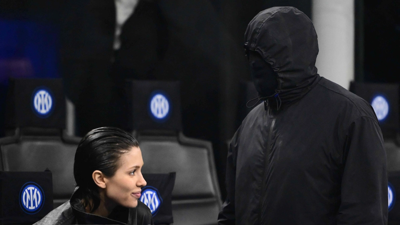 Kanye West, completamente mascherato, e la moglie Bianca Censori sugli spalti per Inter - Atletico Madrid