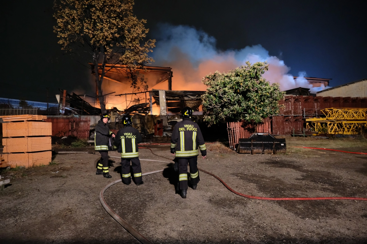 Incendio al deposito rifiuti di Quarto Oggiaro: seconda notte di fuoco