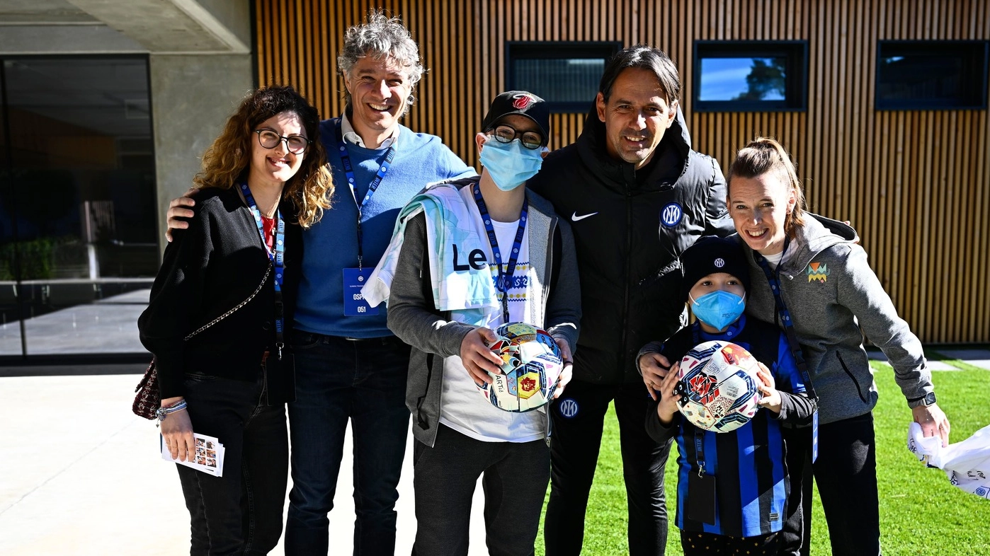 L’allenatore dell’Inter Simone Inzaghi al Centro Maria Letizia Verga con due pazienti, le volontarie e il medico Marco Spinelli