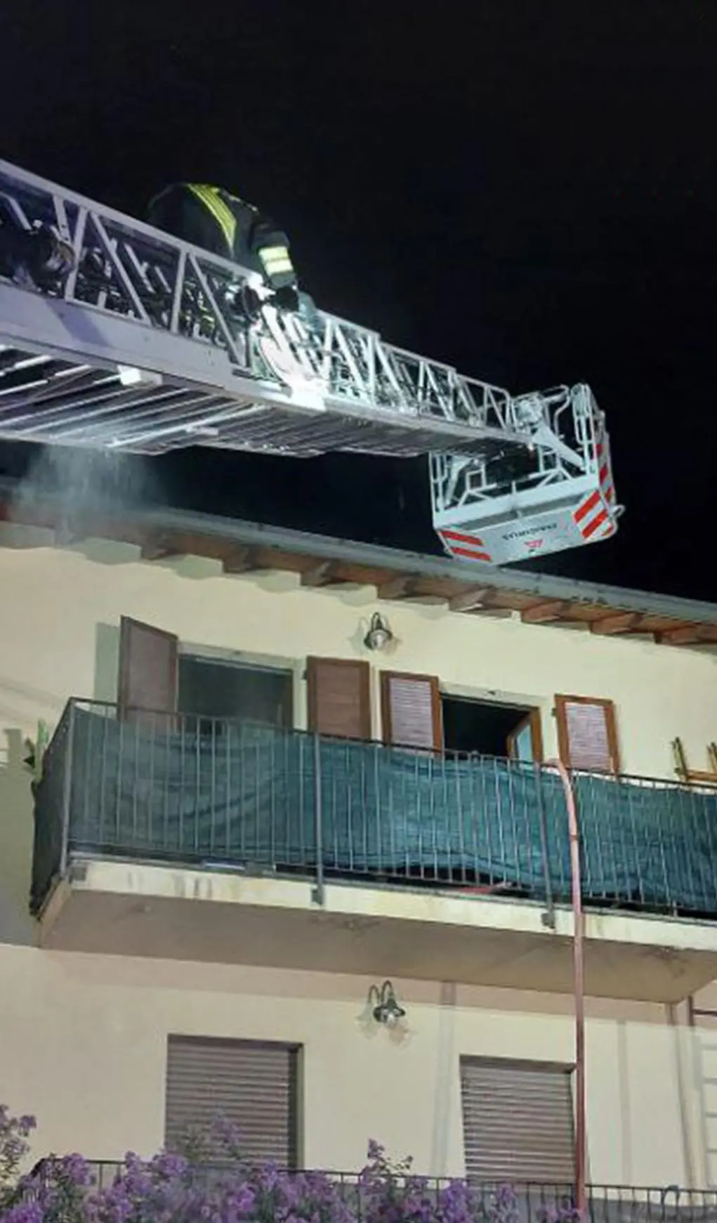 Violento incendio in mansarda