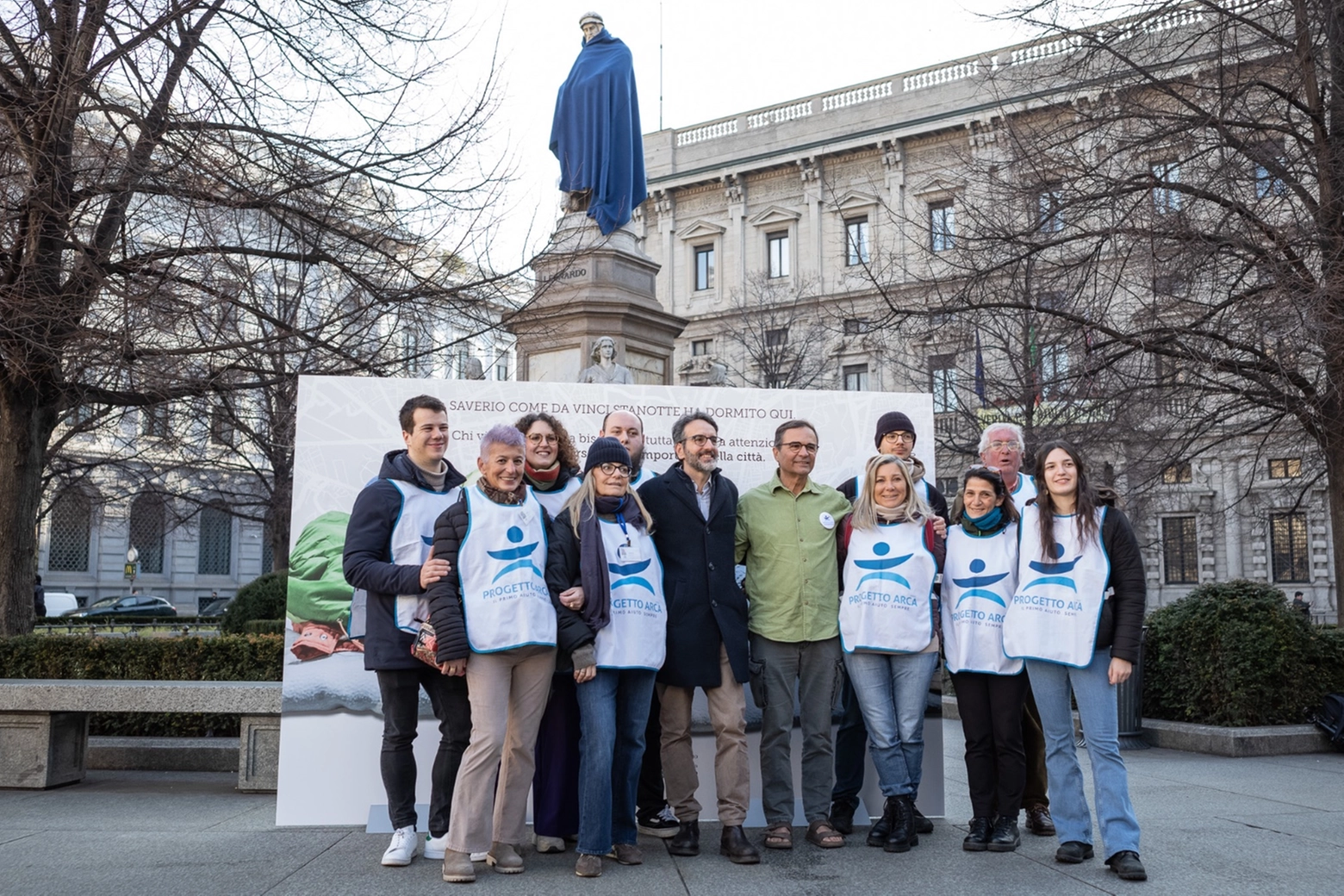 Milano, i volontari di Fondazione Progetto Arca insieme all'assessore Lamberto Bertolé e al presidente dell'associazione Alberto Sinigallia (Foto Davide Canella)