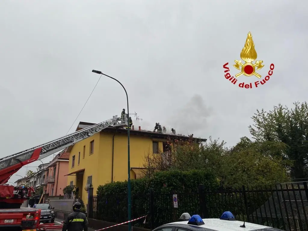 Cologno, incendio in una villetta: impegnate 6 squadre di vigili del fuoco