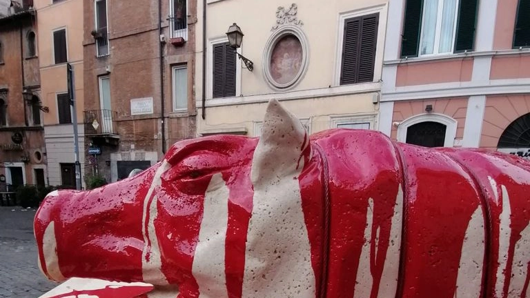 La statua vandalizzata