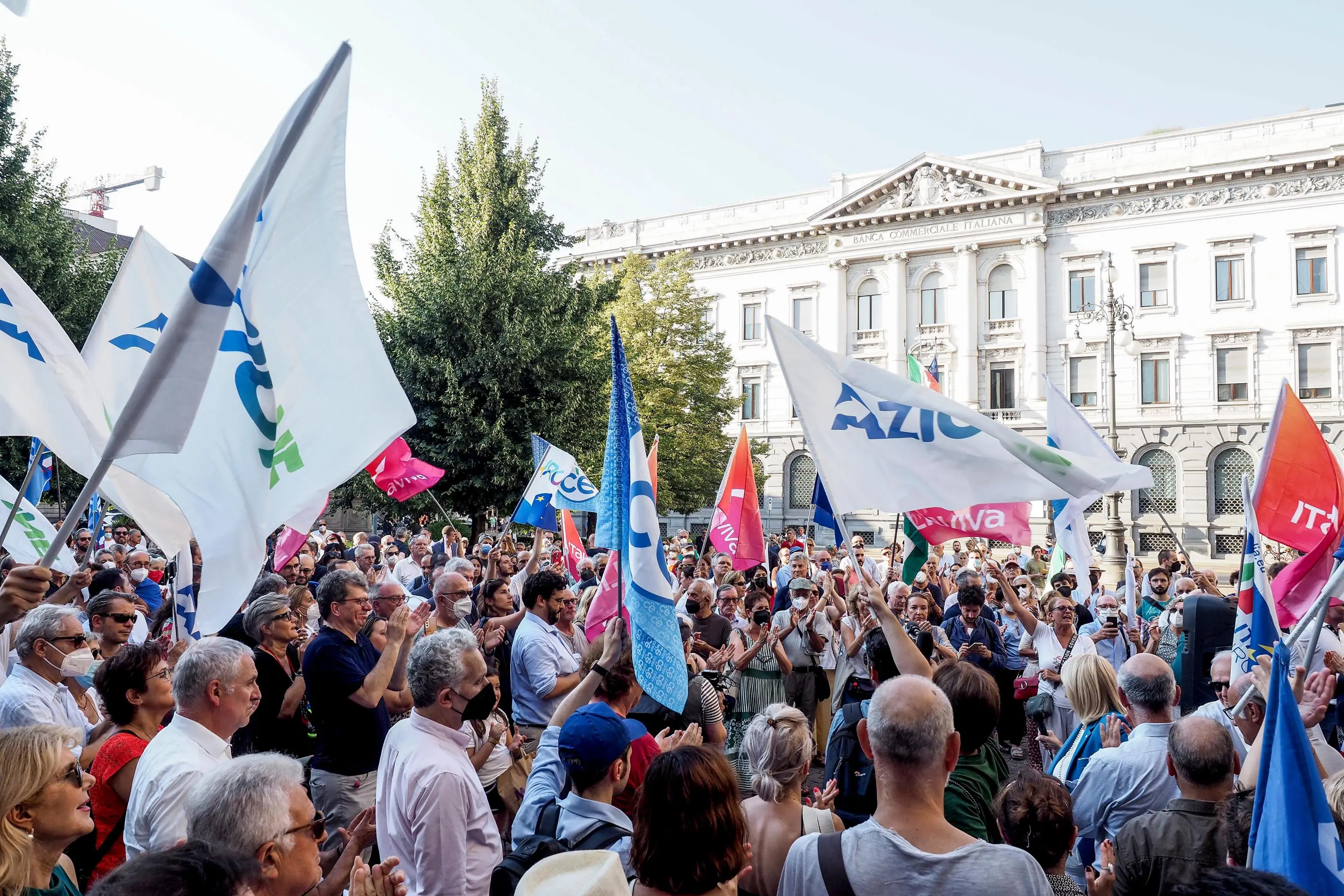 A Milano manifestazione pro Draghi: "Resti per il bene dell'Italia e dell'Europa"